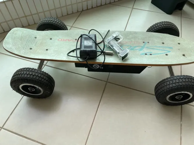 Skate Elétrico c/ Pneus Biscoito- Precisa de manutenção, não acompanhei bateria