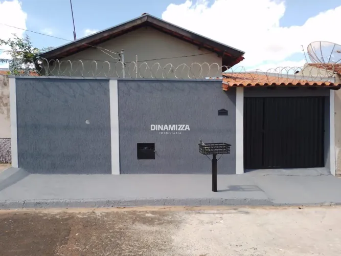 Casa a venda próxima à Av. Nossa Senhora do Desterro