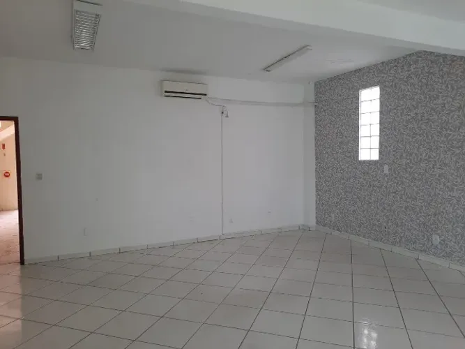 SALA COMERCIAL CORAÇÃO DO ESTREITO 50M² COM ESTACIONAMENTO. TEMOS DUAS