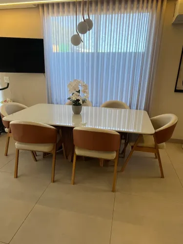 Vendo mesa com 6 cadeiras