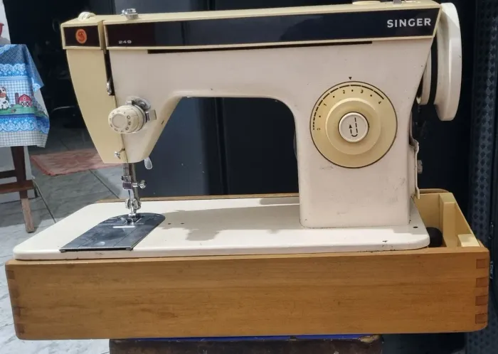Máquina de Costura Singer 249 + Gabinete de Madeira - Funcionando