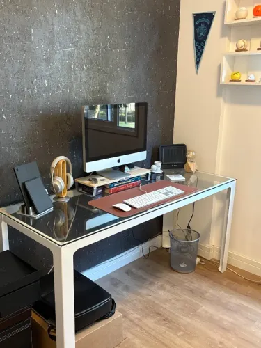 mesa de escritório Tok&Stok com base de metal branca e tampo de vidro, sem riscos.