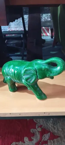 Elefante em cerâmica