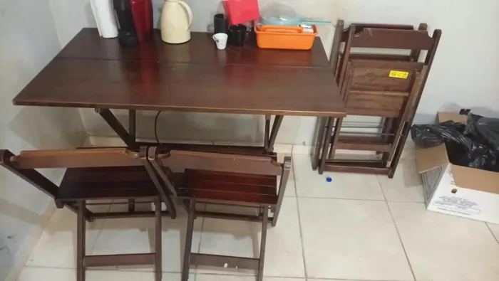 Vendo mesa 4 cadeiras