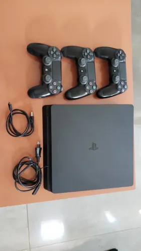 PlayStation 4 Slim - 3 controles + jogos - Estado de novo