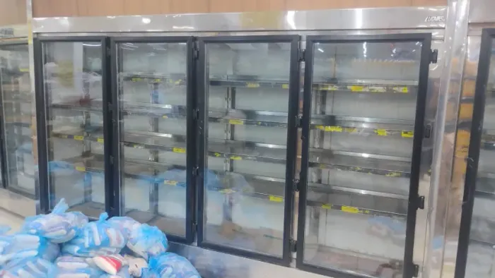 Expositor de frios, todo em aço inox. Funcionando perfeitamente. Valor: 15.000,00 reais.