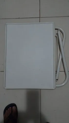 Mesa portátil prá refeições. 