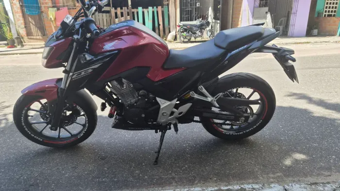 Vendo moto CB 300F ABS semi nova