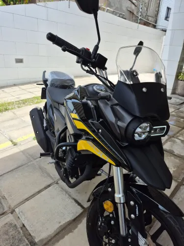 Vendo moto com 300 km nova