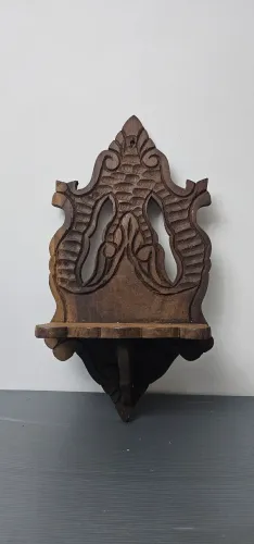 Oratório ( prateleira de parede ) de madeira nobre maciça entalhada 49x26x15 cm