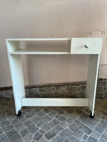 MESA DE APOIO COM GAVETA E RODÍZIOS