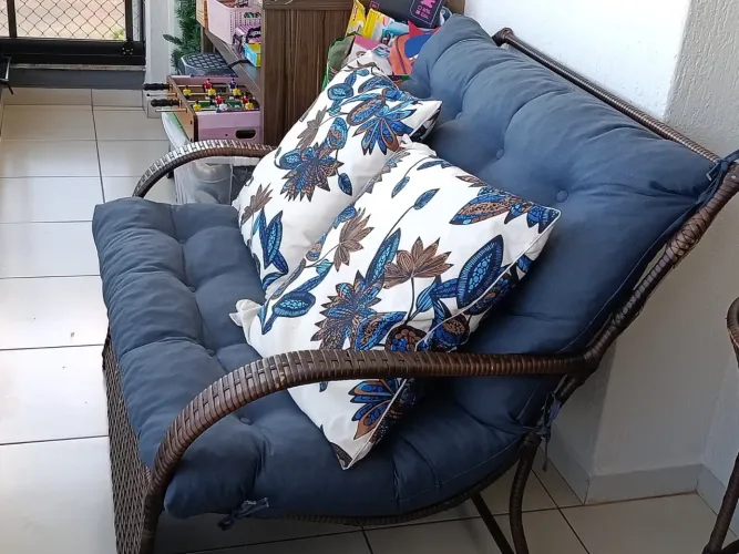 Sofá de varanda com mesa e cesto 
