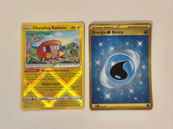 duas cartas pokémon tcg charjabug radiante e energia de água gold