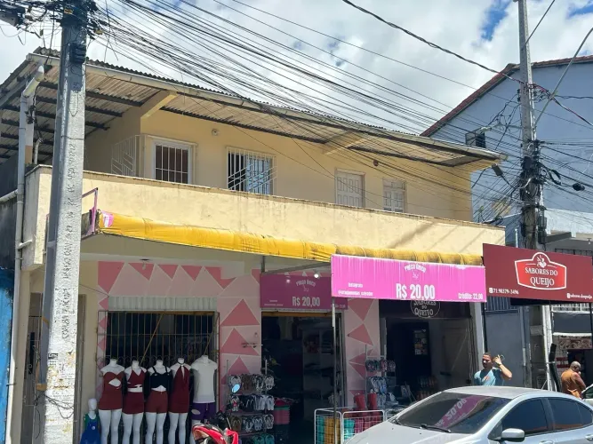 Ponto comercial mais 3 kitnets Itapuã
