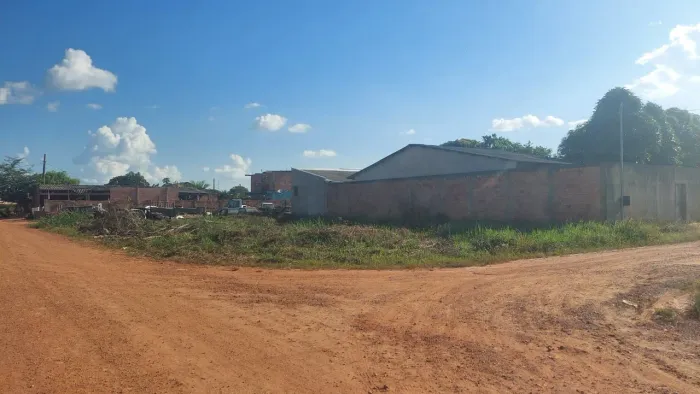 Vende-se um excelente imóvel de esquina