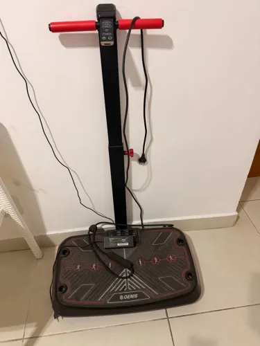 Plataforma vibratória Genis, da Polishop, com coluna de apoio e barra para mãos seminova