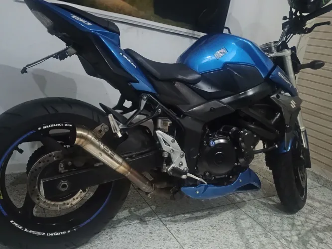 Suzuki GSR 750
