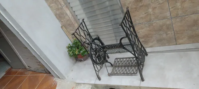 Pe de máquina costura antigo para mesa ou aparador