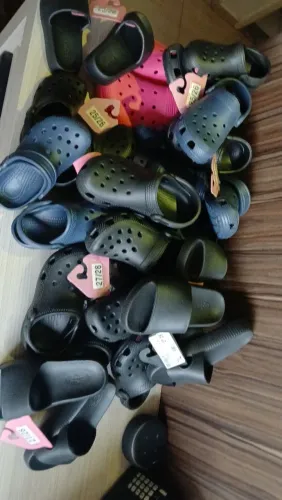 Vendo  lote16 pares de Chinelos  infantil 
