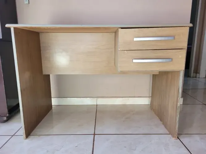 Mesa escrivaninha com gavetas