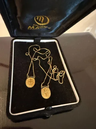 Escapulário de ouro 18k com 6 brilhantes 