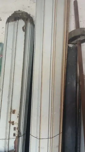 Vendo 2 porta de ferro completa com mola e ferro 