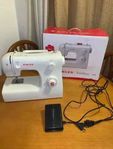 Máquina de Costura Singer Tradition 2250