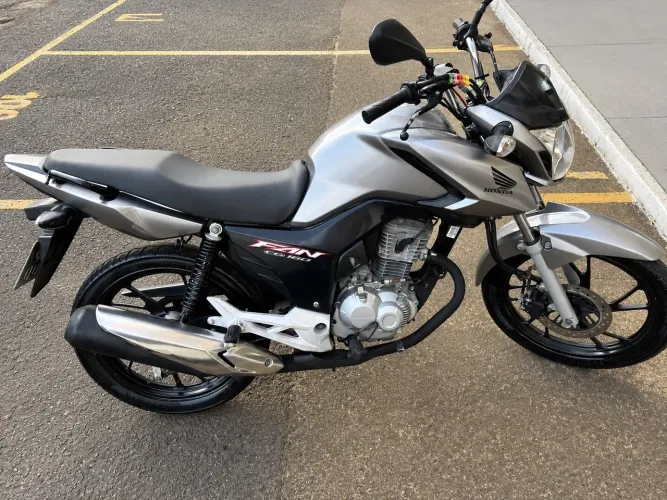 Honda CG 160 Fan Flex, ano/modelo 2022/2023, prata.
