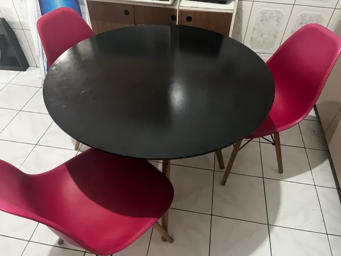 Mesa Redonda com Cadeiras Eames