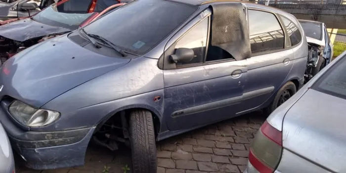 Renault scenic 99 para retirada de peças (sucata)