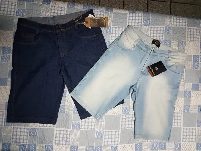 Bermudas "tipo jeans" nas cores (azul escuro e azul claro)