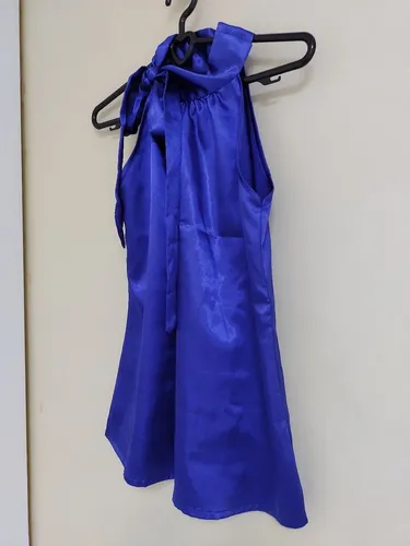 Blusa gola laço cetim azul.