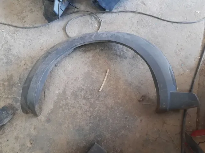 moldura do paralama dianteiro esquerdo Strada 