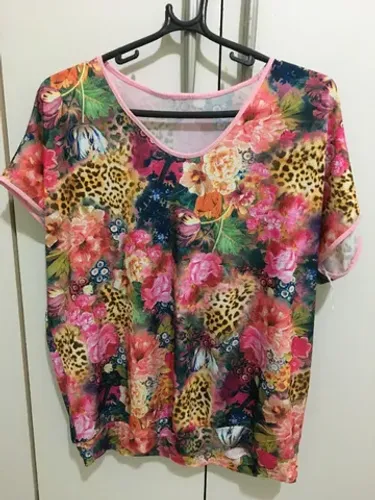Belíssima blusa em tecido jersey estampado floral e animal print!