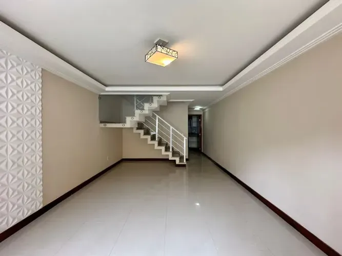 Ótimo duplex três quartos sendo um suíte, frente para o nascente. Jardim Vitória Macaé RJ!