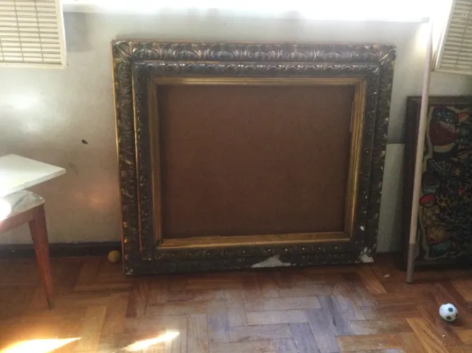 Moldura antiga de gesso dourada precisa reparo retirada Copacabana 