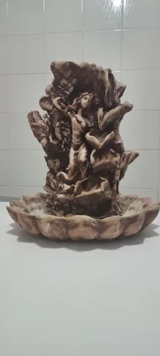 Fonte de água decorativa em resina.