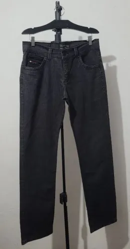 Calça Jeans Preta N° 42, bonita, original, bem confortável, tecido macio e leve. 