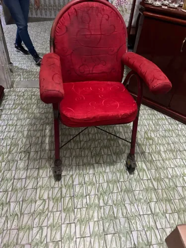 Cadeira Vermelha Estofada com Rodinhas