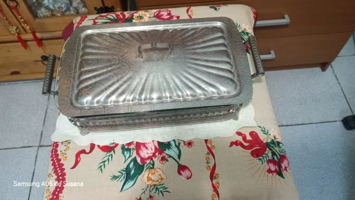 Bandeja de vidro com Moldura e tampa em metal
