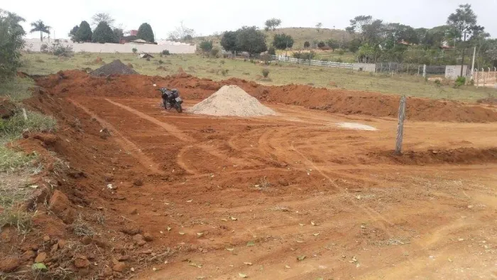 Terreno à venda de esquina, plano e bem localizado no Barreiro  Taubaté/SP