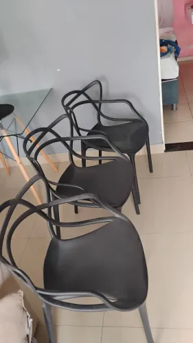 Cadeiras pretas modernas