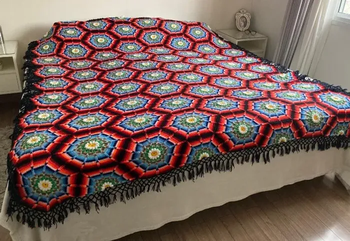 COLCHA DE LÃ FEITO A MÃO -NOVA (SEM USO)- med. 1,80 x2,00