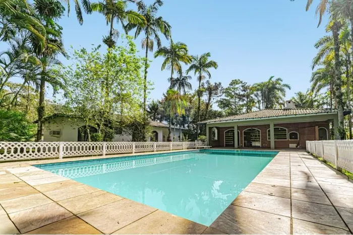 Casa à venda com 144m², 4 quartos, piscina, 6 vagas e terreno com 3422 por R$ 4.400.000,00