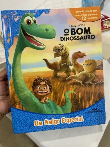 O bom dinossauro - Livro de história com cenário 