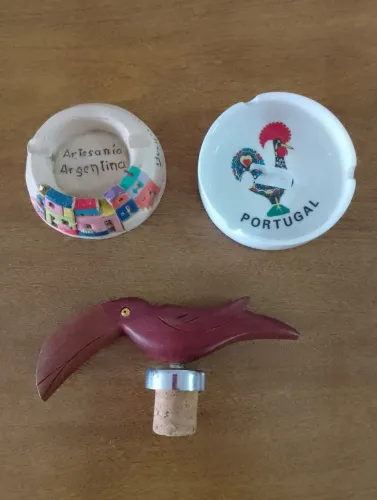 Kit Decorativo Artesanato: Cinzeiro Argentina, Galo Portugal e Saca Rolhas. SEM USO 