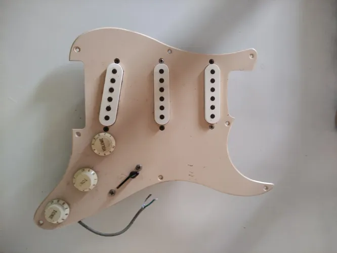 Captadores escudo anos 80 squier troco pedal