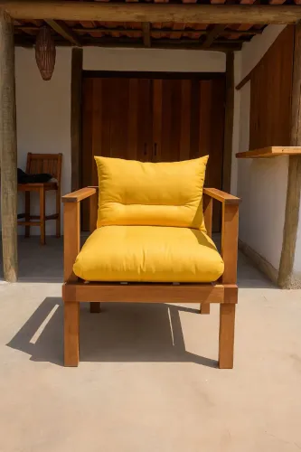 Poltrona Ipê Amarelo de demolição.