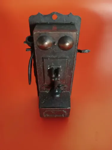 Telefone miniatura de ferro antigo de parede