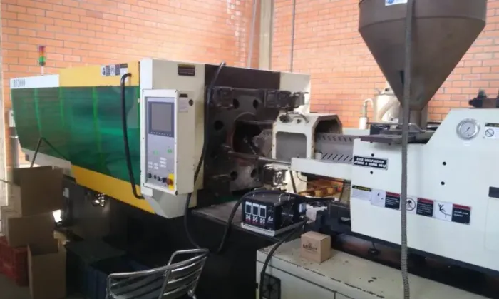 Injetora de Plástico Sinitron Borchê 200 ton